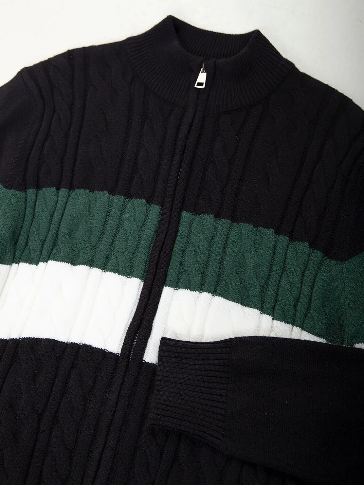 Casaco malha entrançada gola subida