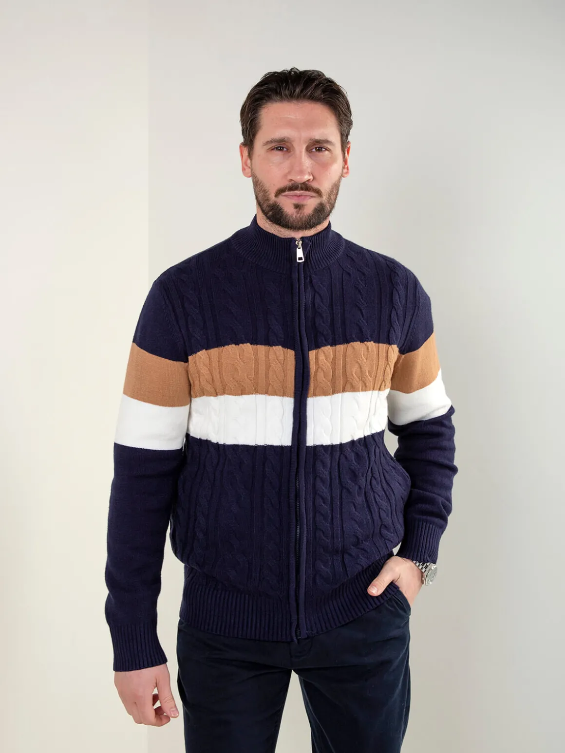 Casaco malha entrançada gola subida