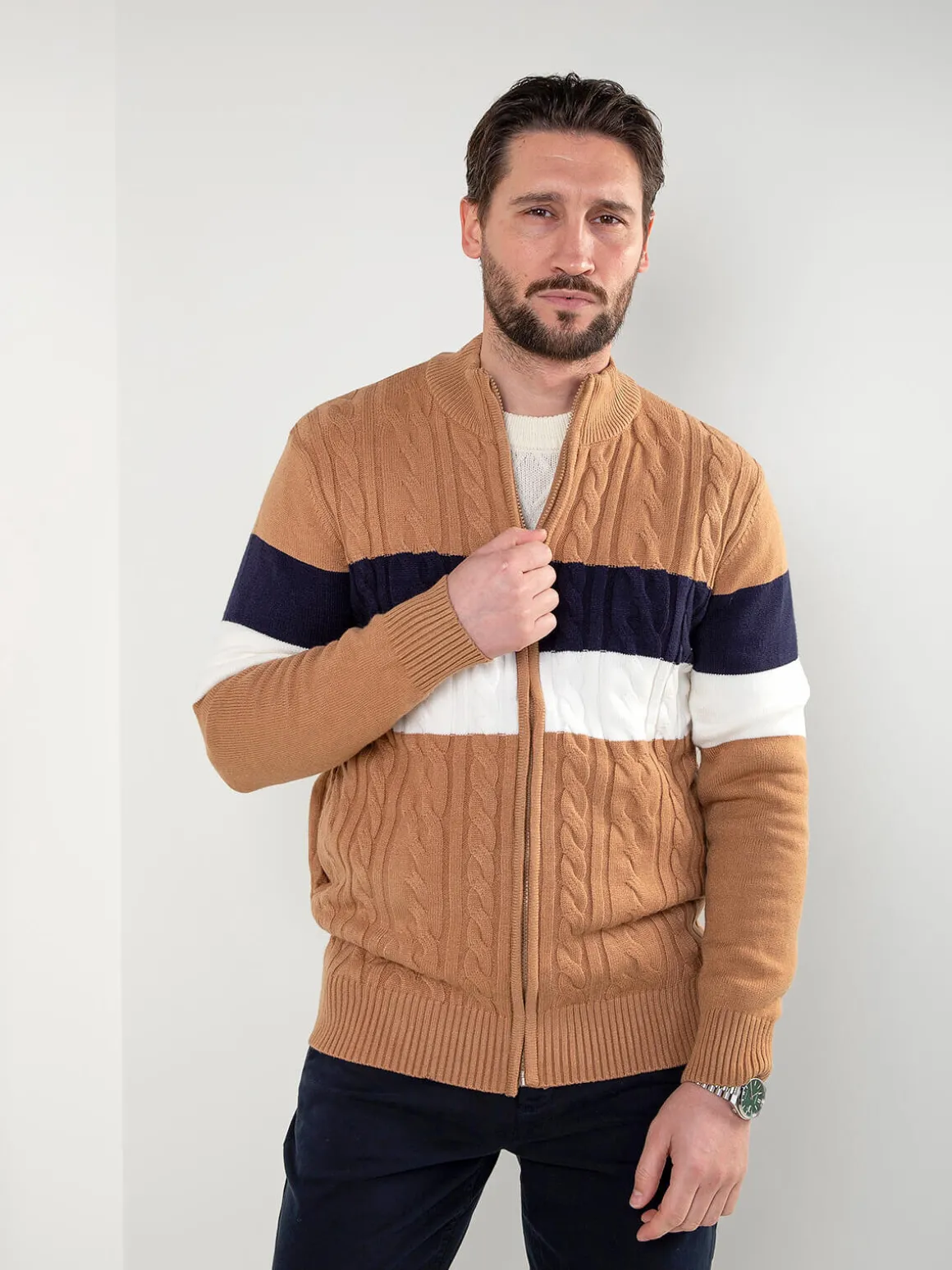 Casaco malha entrançada gola subida