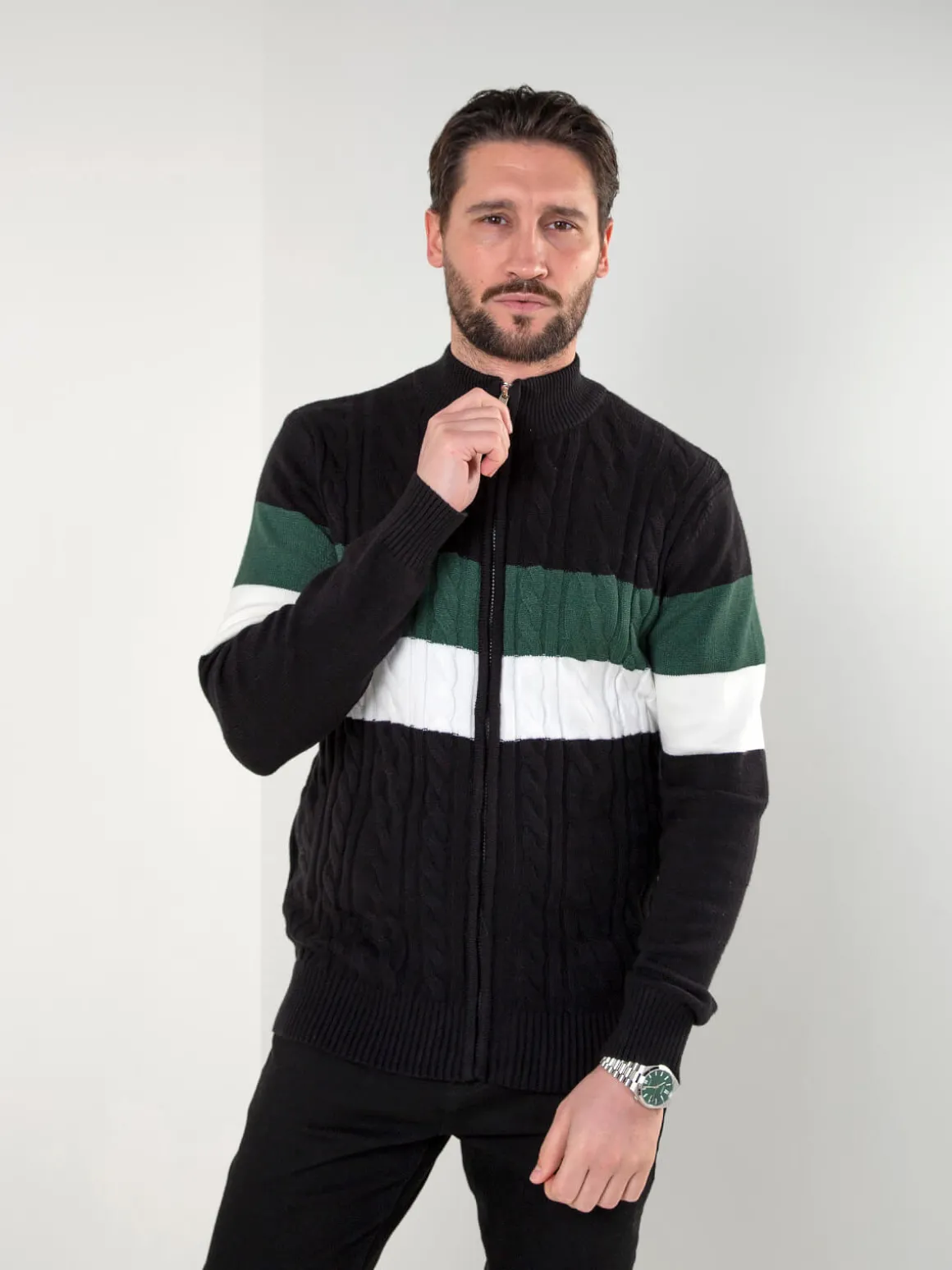 Casaco malha entrançada gola subida