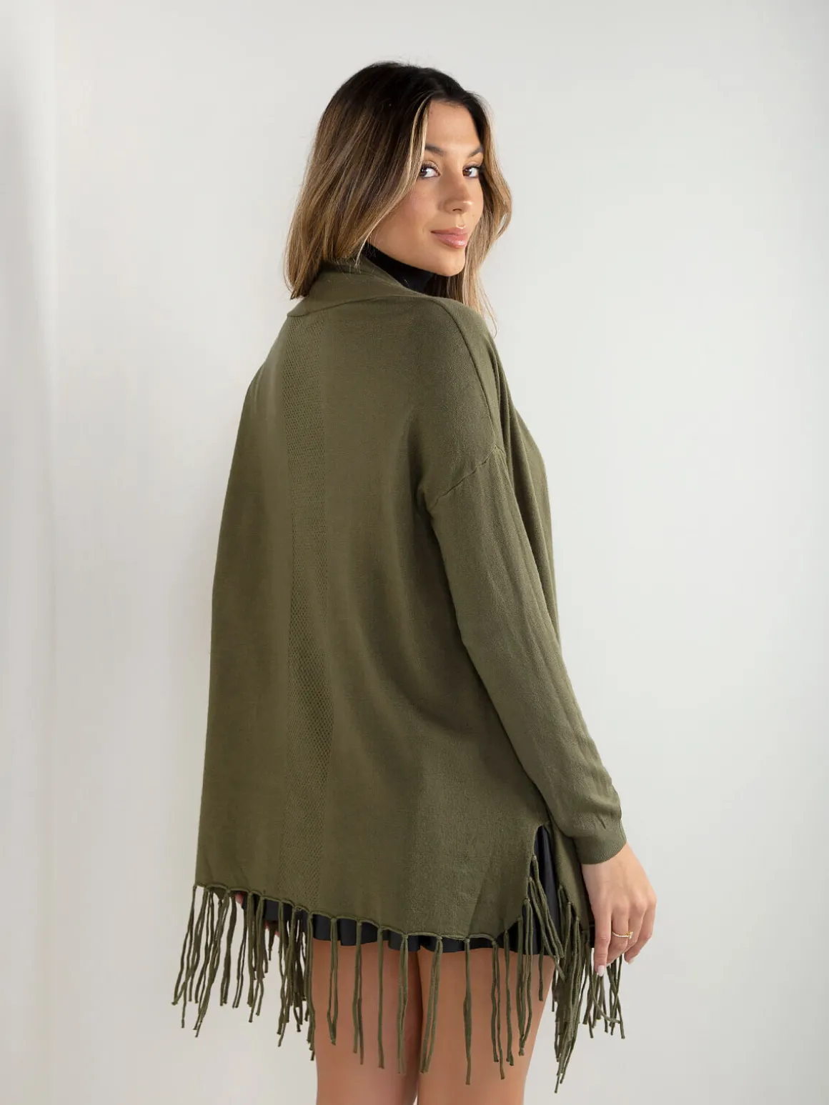 Casaco malha fina aberto com franjas