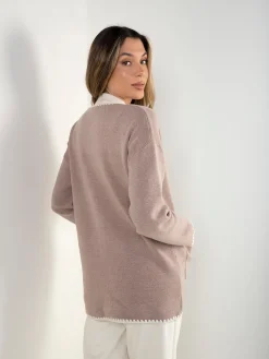 Casaco malha pormenor em contraste