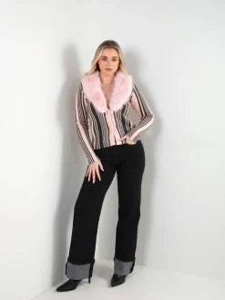 Casaco malha rosa decote com pelo