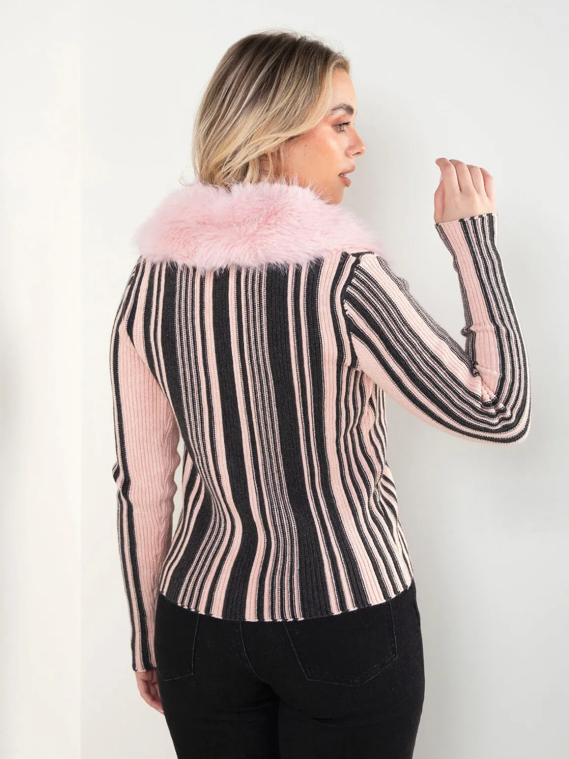 Casaco malha rosa decote com pelo