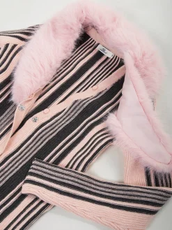 Casaco malha rosa decote com pelo