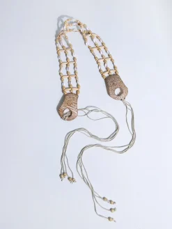 Cinto bege com conchas