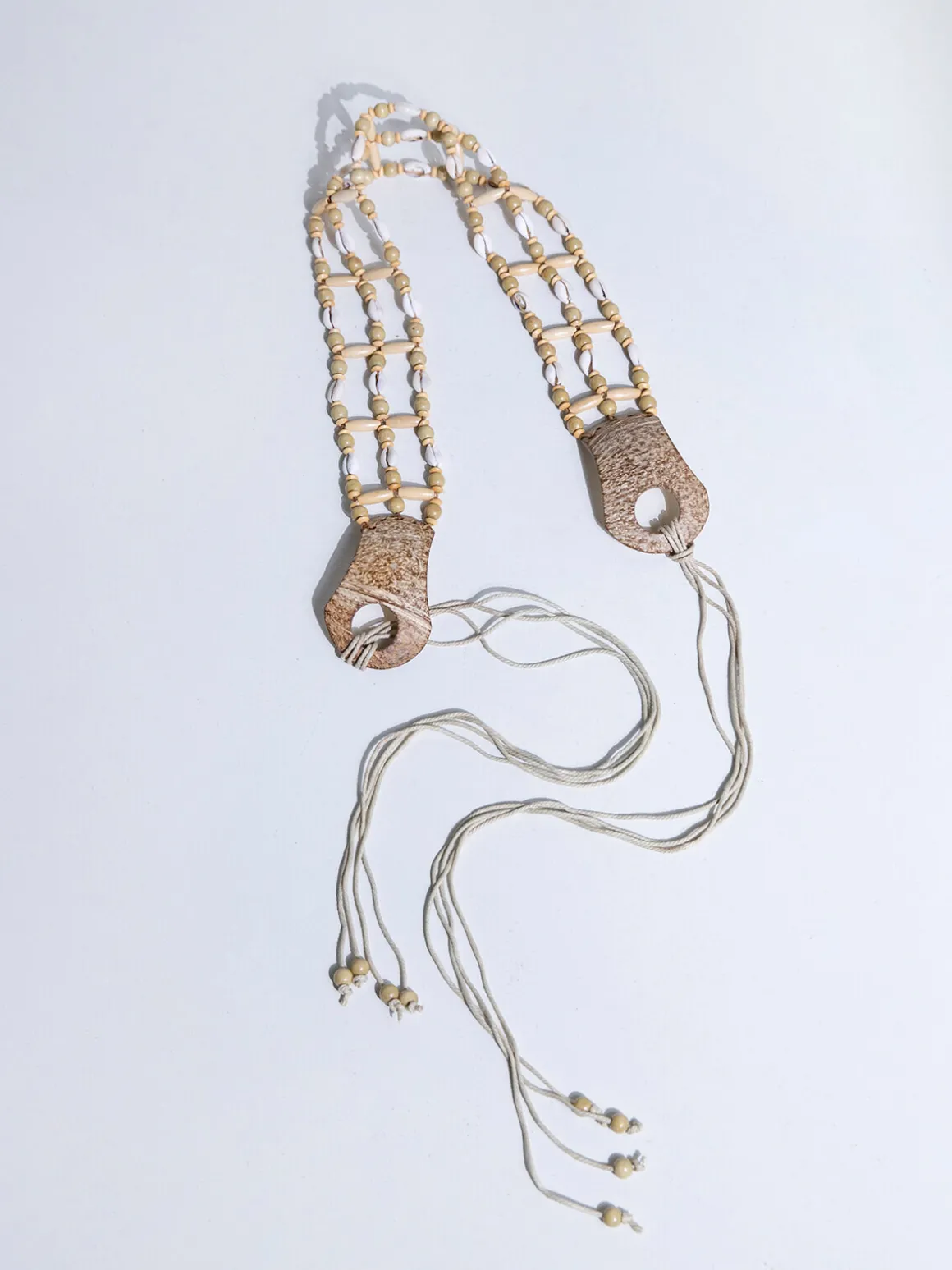 Cinto bege com conchas