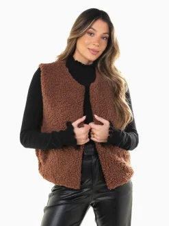 Colete aberto efeito pelo de ovelha