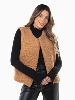 Colete aberto efeito pelo de ovelha