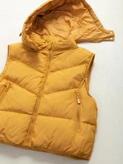 Colete acolchoado amarelo com capuz