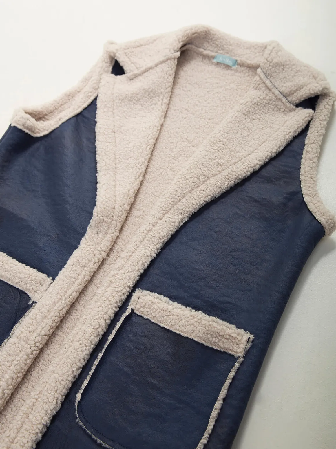 Colete comprido com pelo encaracolado