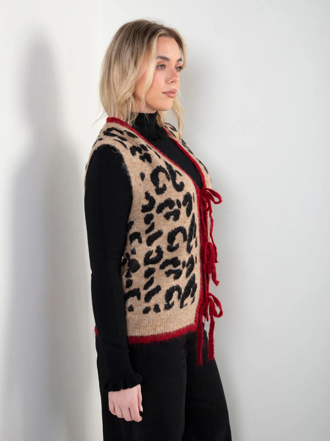 Colete de malha bege com animal print