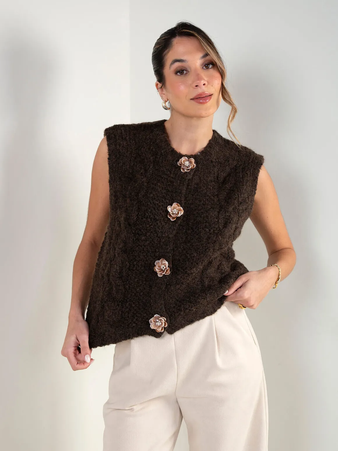 Colete de malha com botões florais
