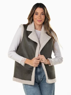 Colete efeito camurça com gola e pelo