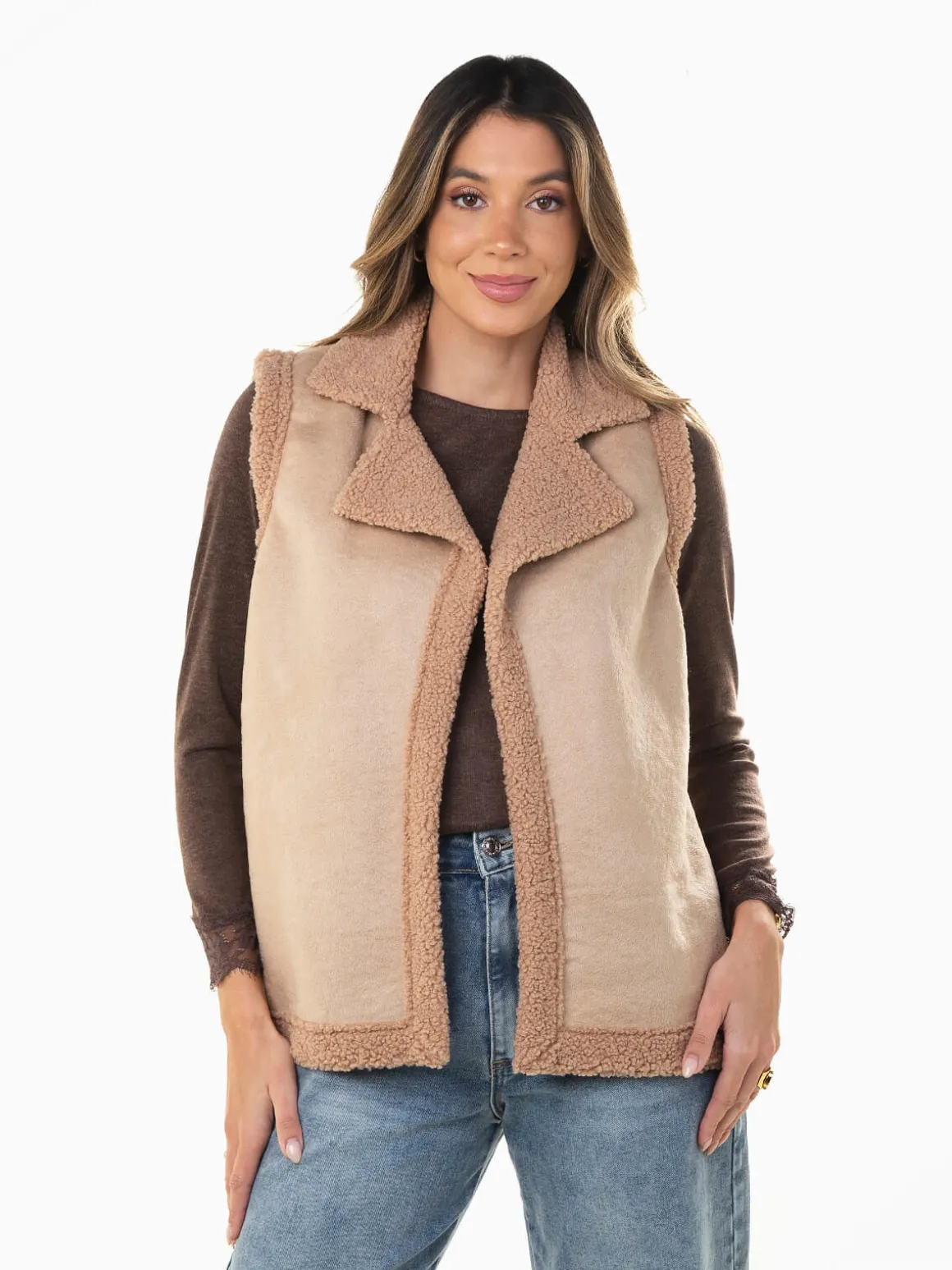 Colete efeito camurça com gola e pelo