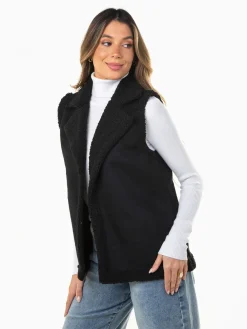 Colete efeito camurça com gola e pelo