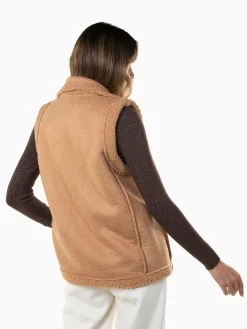 Colete efeito camurça interior em pelo