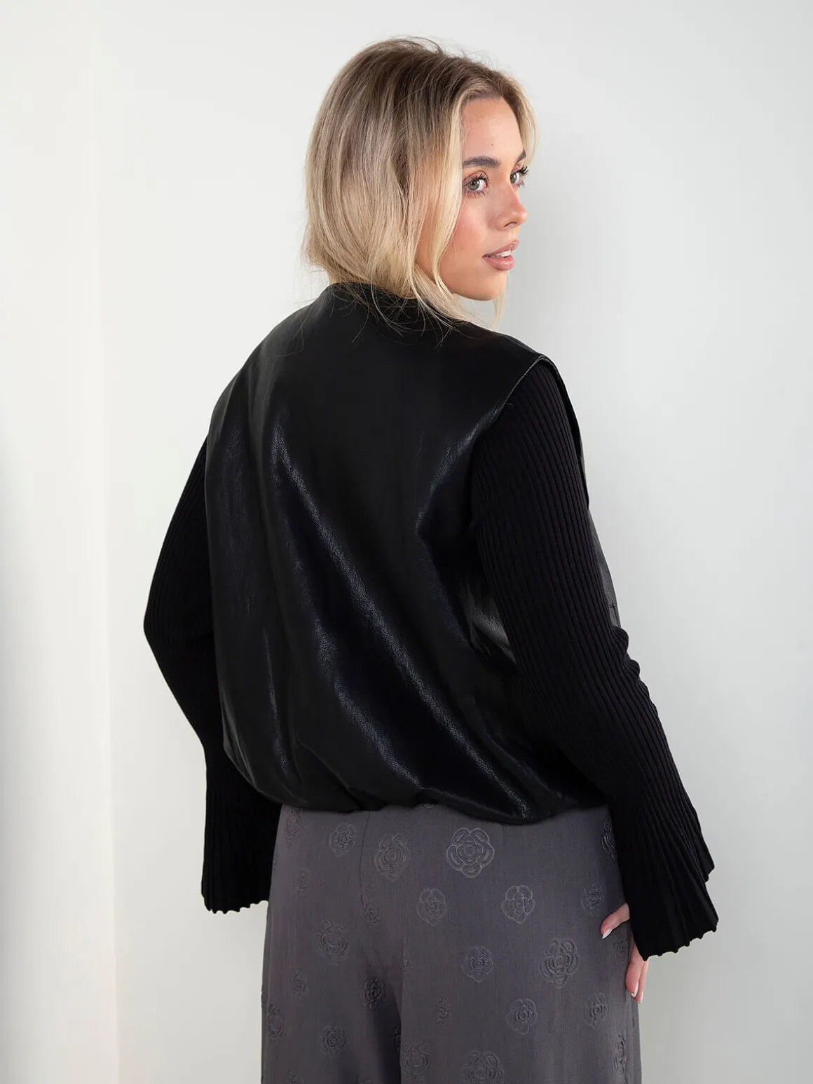 Colete efeito pele com decote redondo