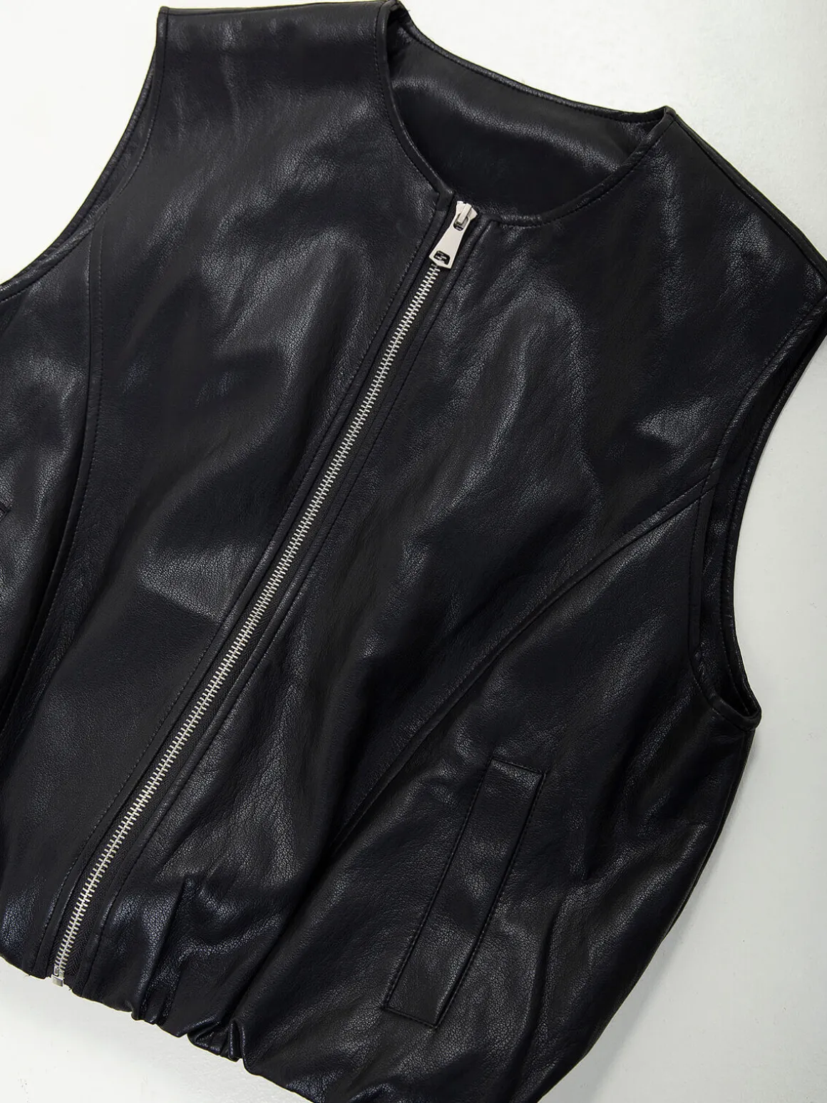 Colete efeito pele com decote redondo