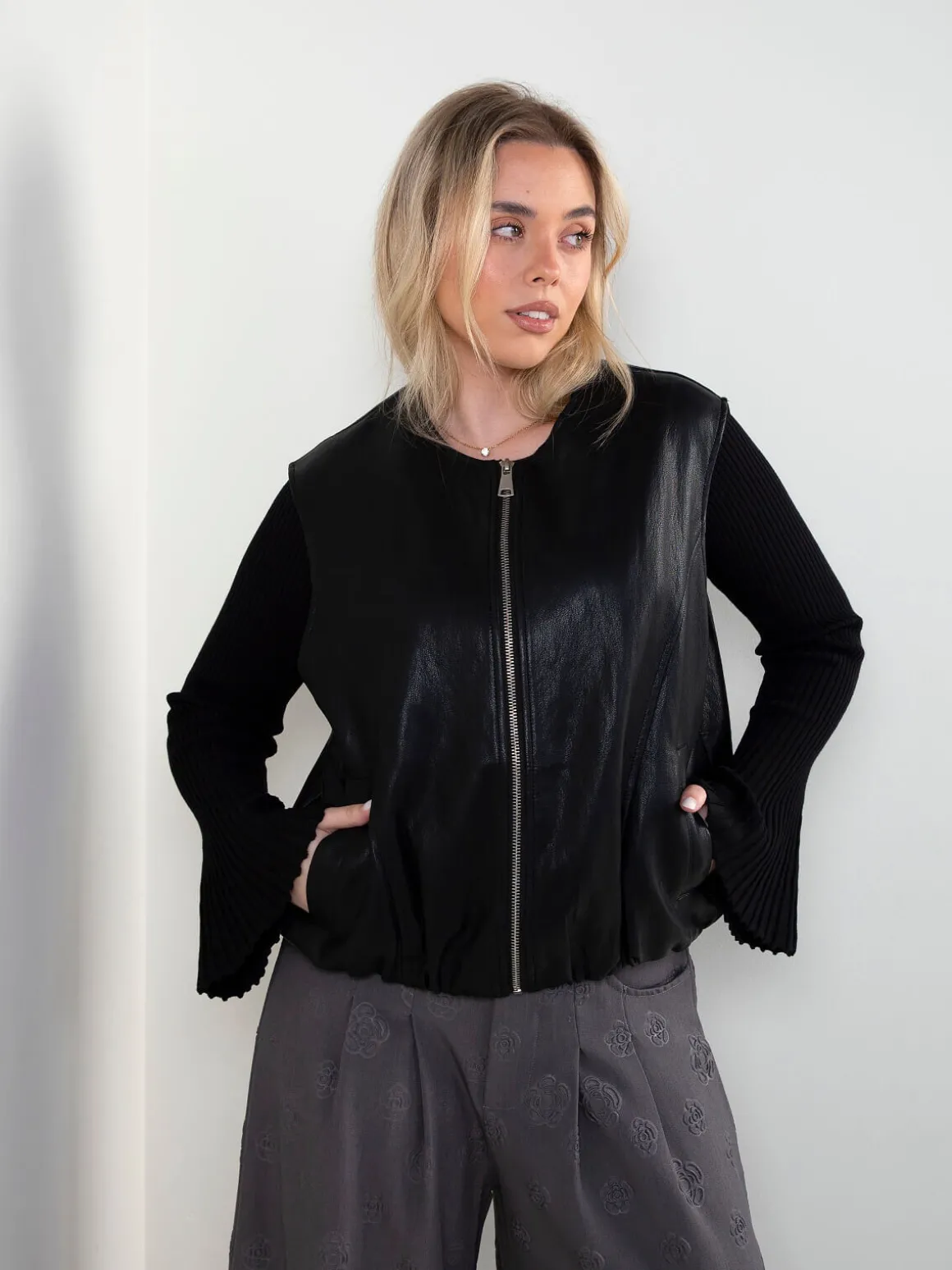 Colete efeito pele com decote redondo