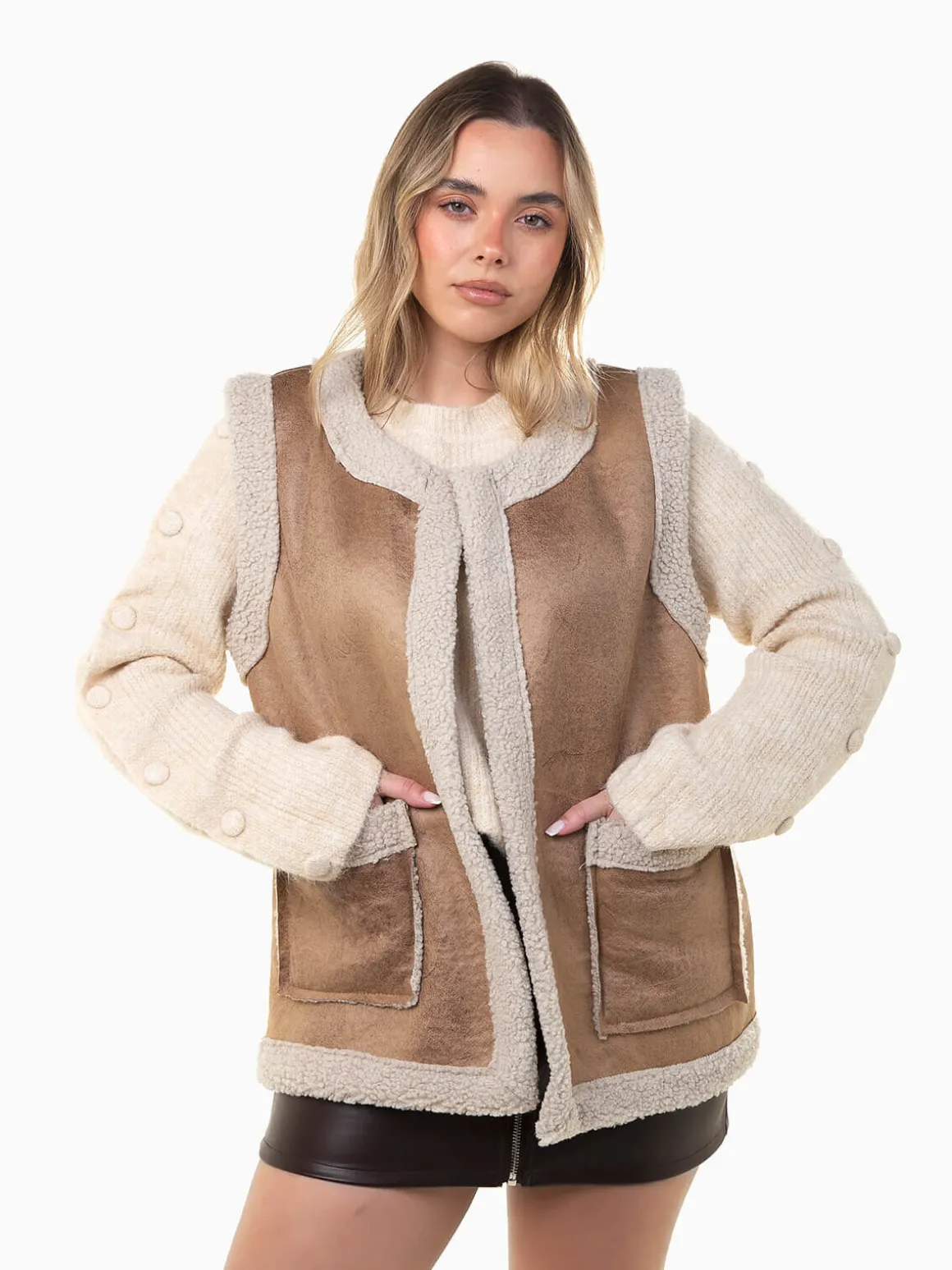 Colete efeito pele com pelo encaracolado