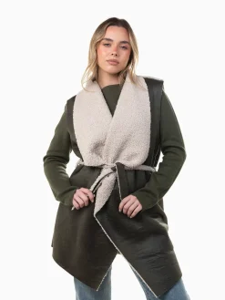 Colete efeito pele com pelo encaracolado