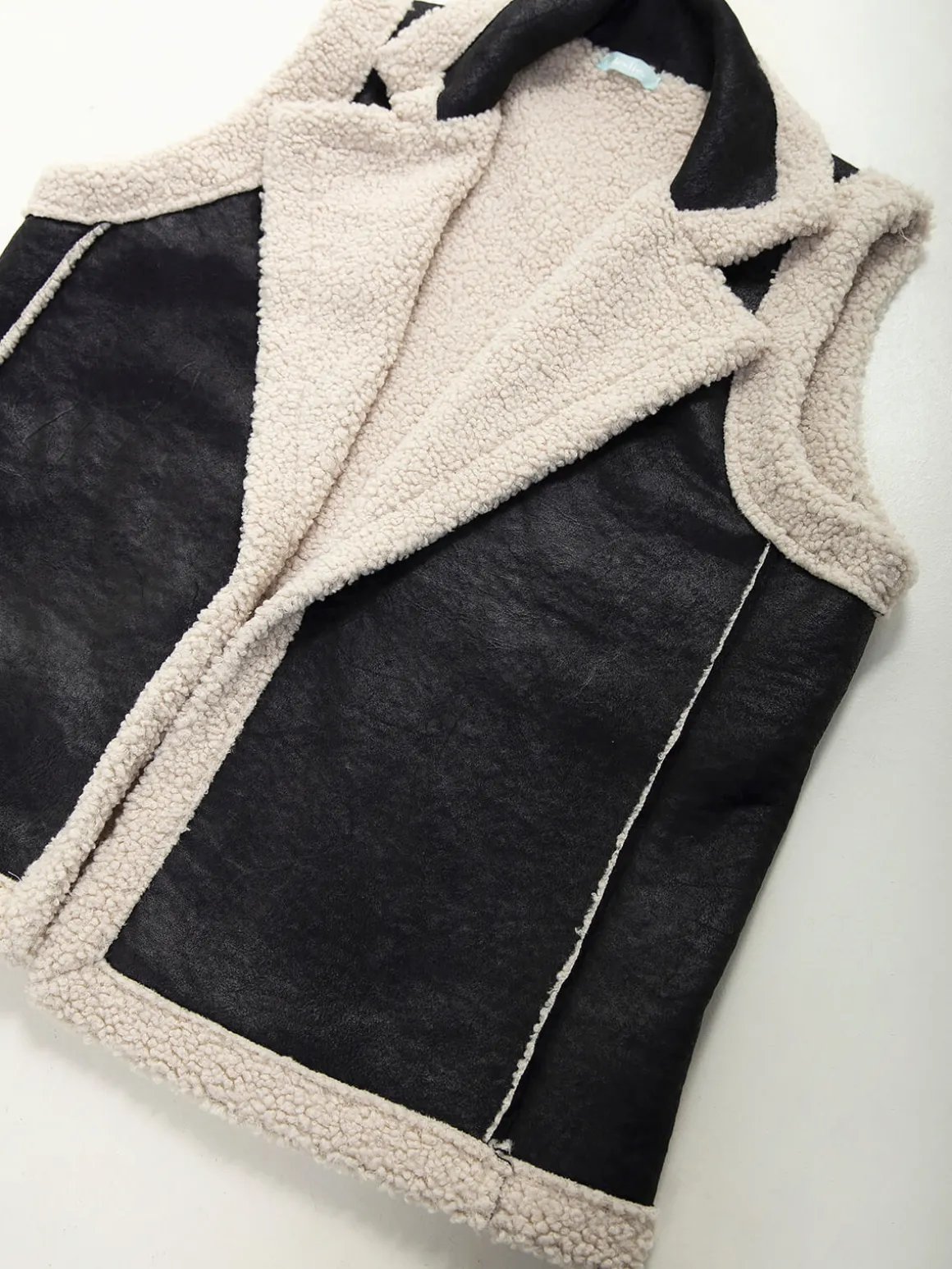 Colete efeito pele envelhecida com pelo