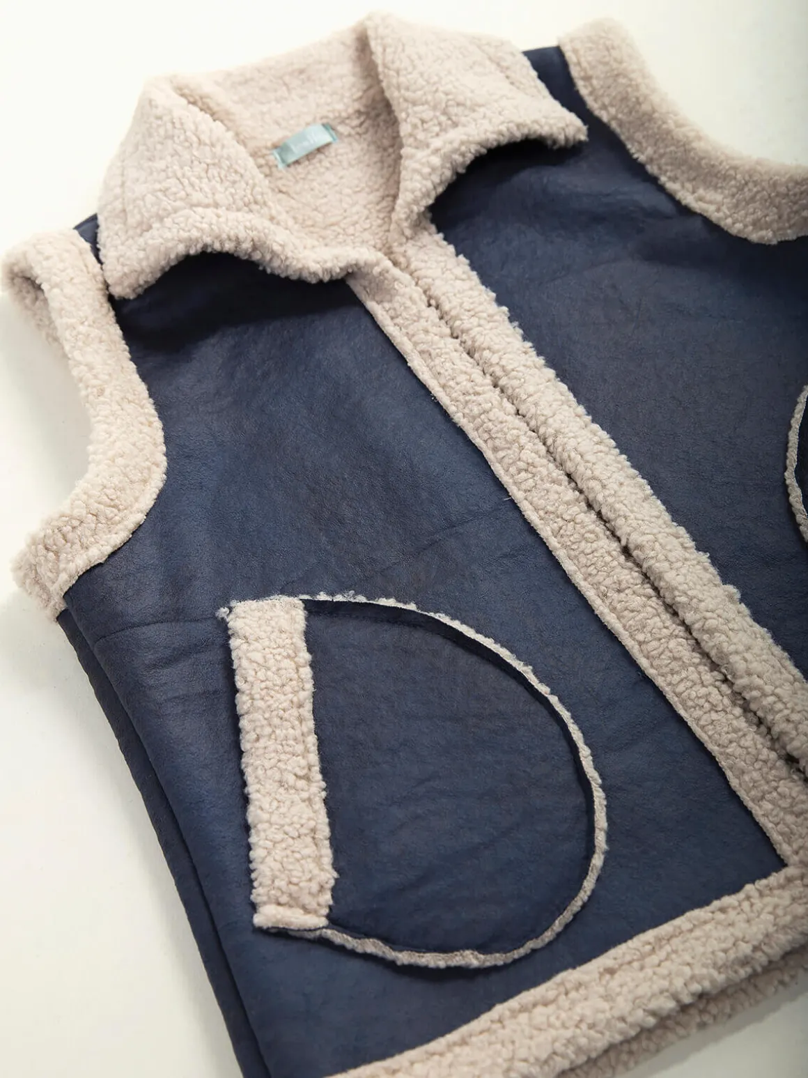 Colete efeito pele envelhecida com pelo encaracolado