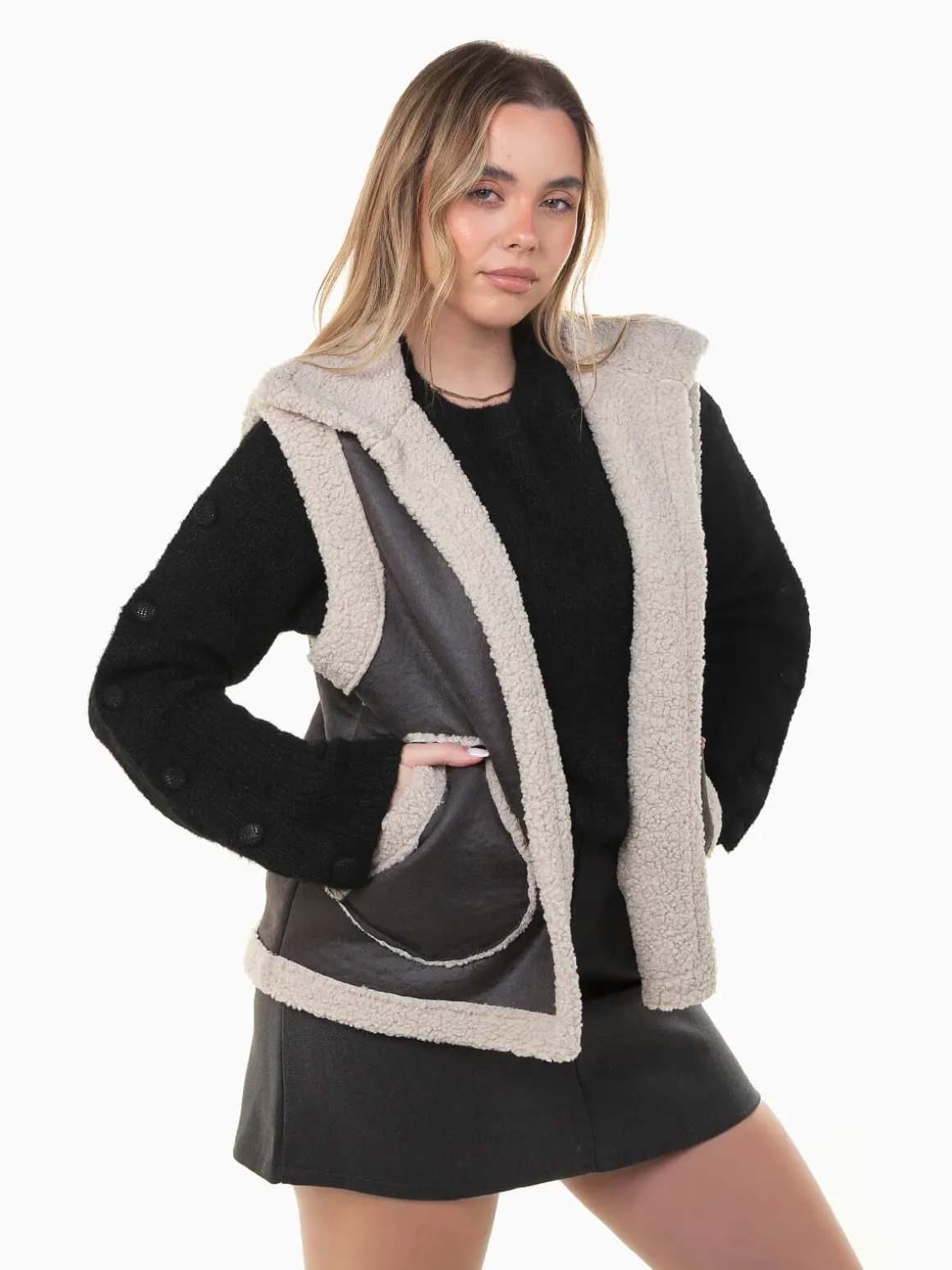 Colete efeito pele envelhecida com pelo encaracolado