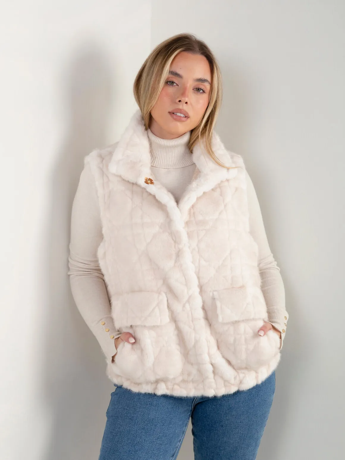 Colete efeito pelo com bolsos