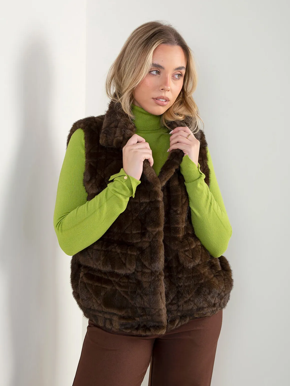 Colete efeito pelo com bolsos