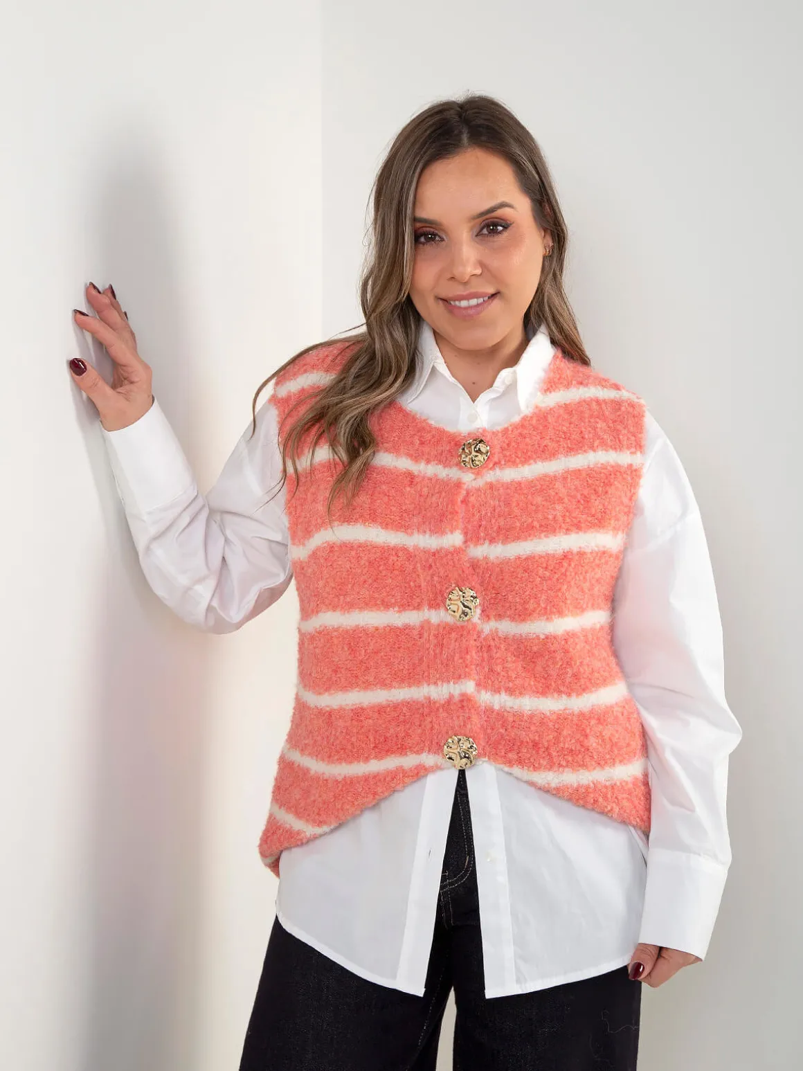 Colete malha às riscas com botões dourados