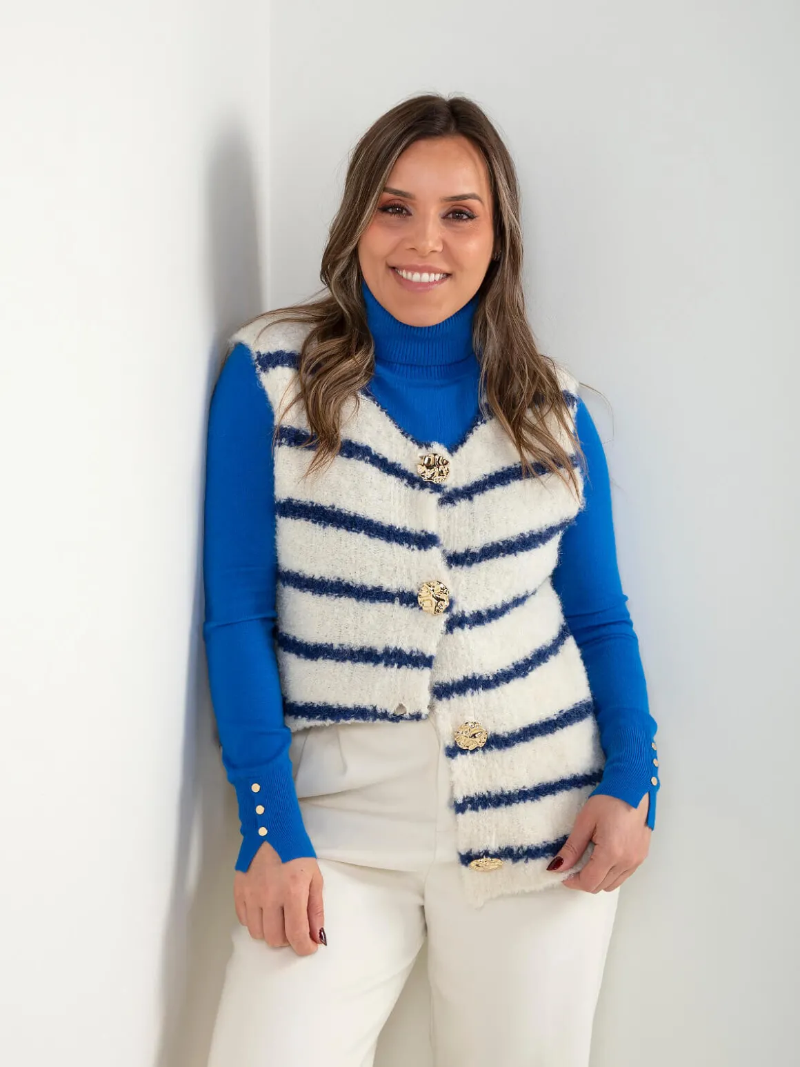 Colete malha às riscas com botões dourados