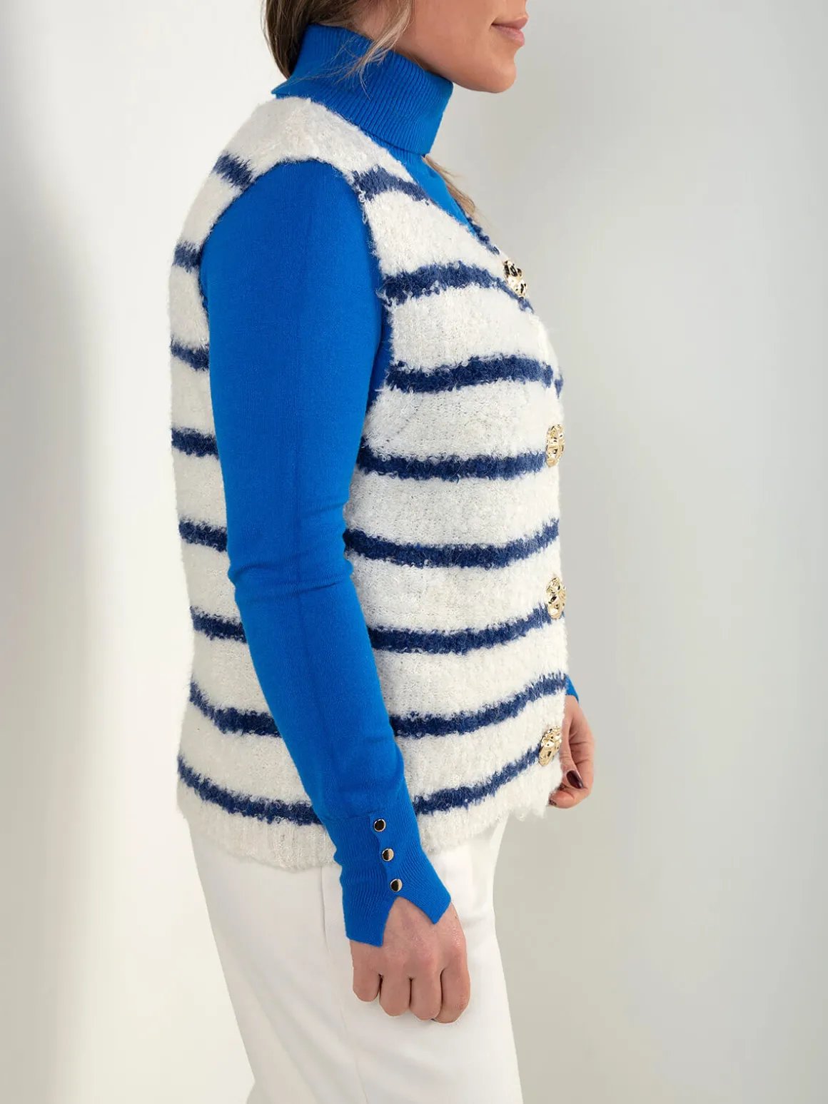 Colete malha às riscas com botões dourados