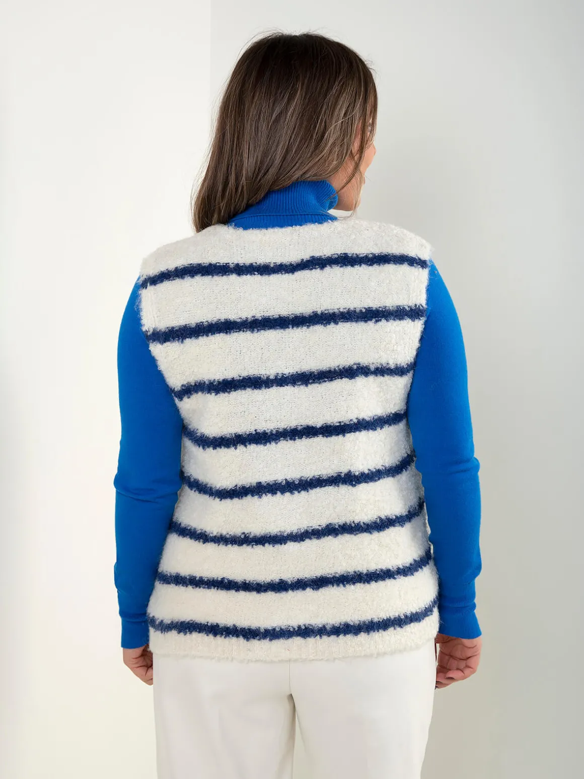 Colete malha às riscas com botões dourados