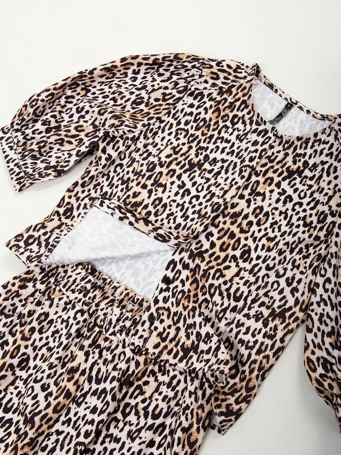 Conjunto animal print camisola e calças