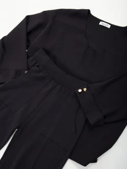 Conjunto malha preto camisola e calças
