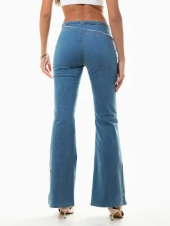 Jeans flare com aplicações