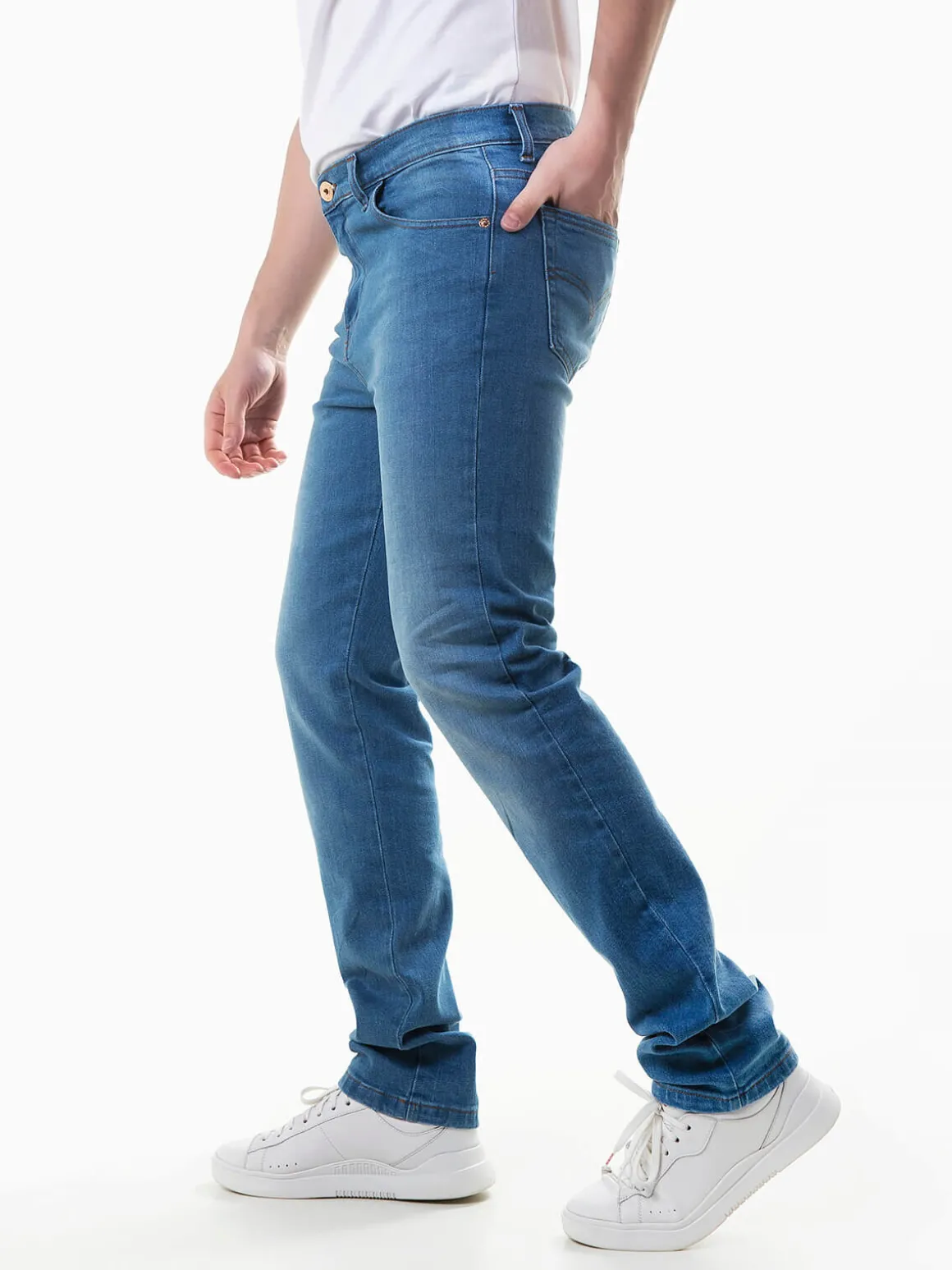 Jeans straight fit azul claro