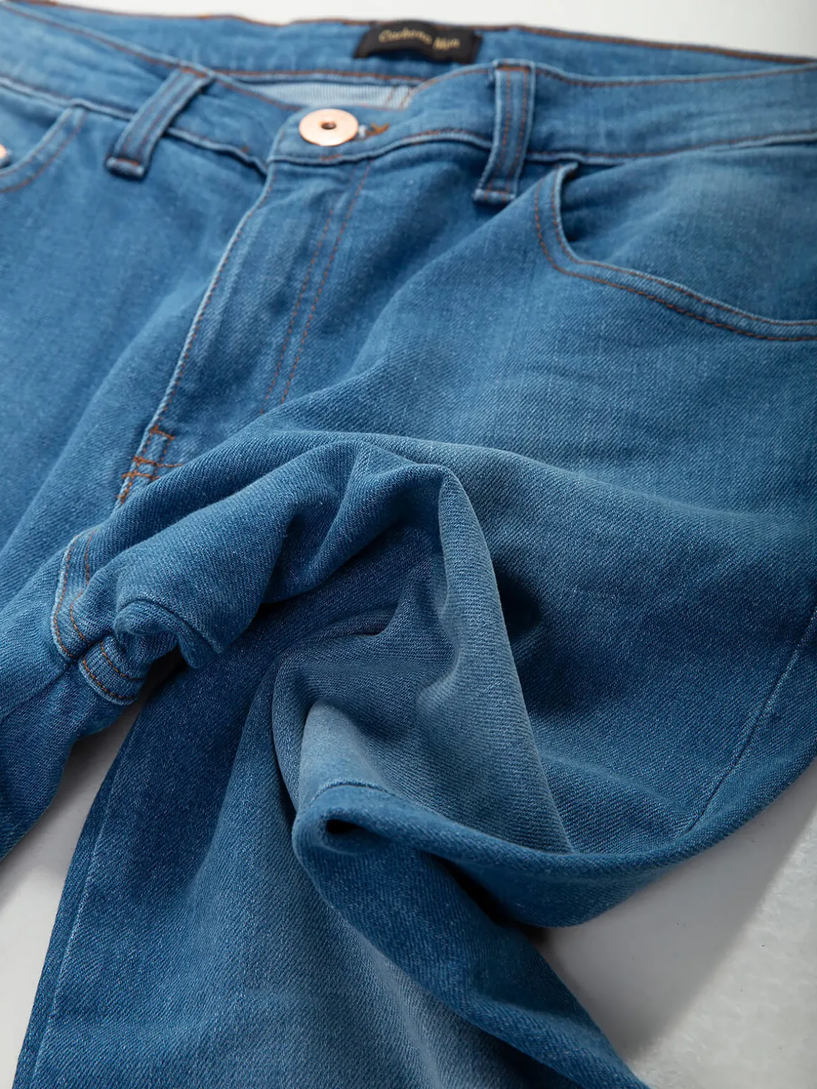 Jeans straight fit azul claro