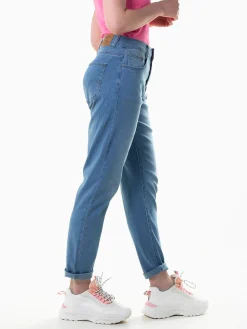 Jeans tapered mom fit azul claro