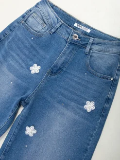 Jeans wide leg com aplicações florais