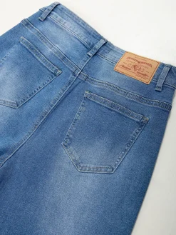 Jeans wide leg com aplicações florais