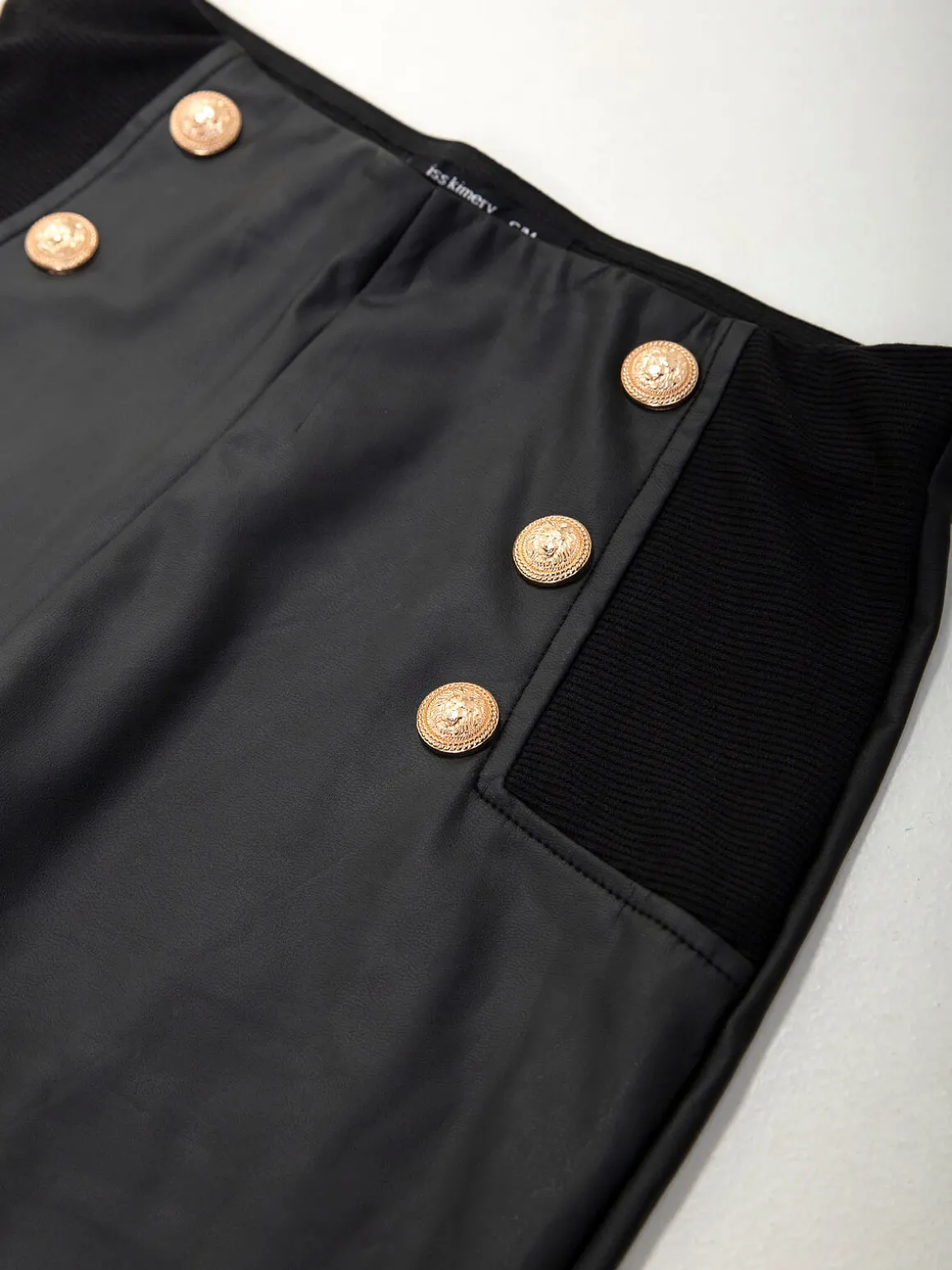 Leggings cintura alta com botões decorativos