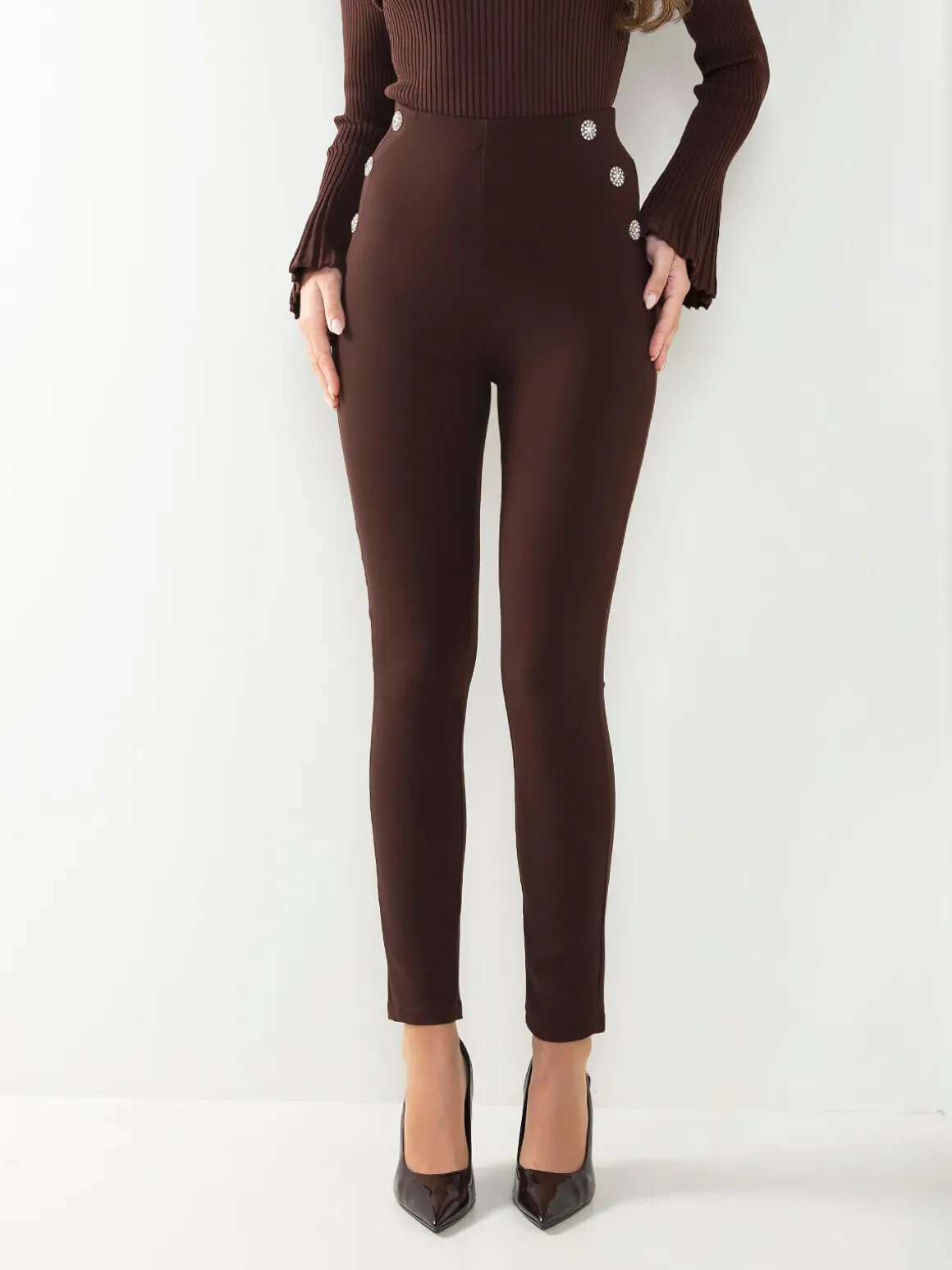 Leggings cintura alta com botões decorativos