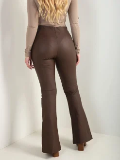 Leggings efeito pele à boca de sino