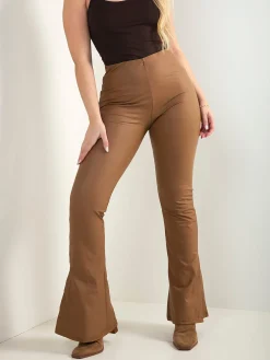 Leggings efeito pele à boca de sino