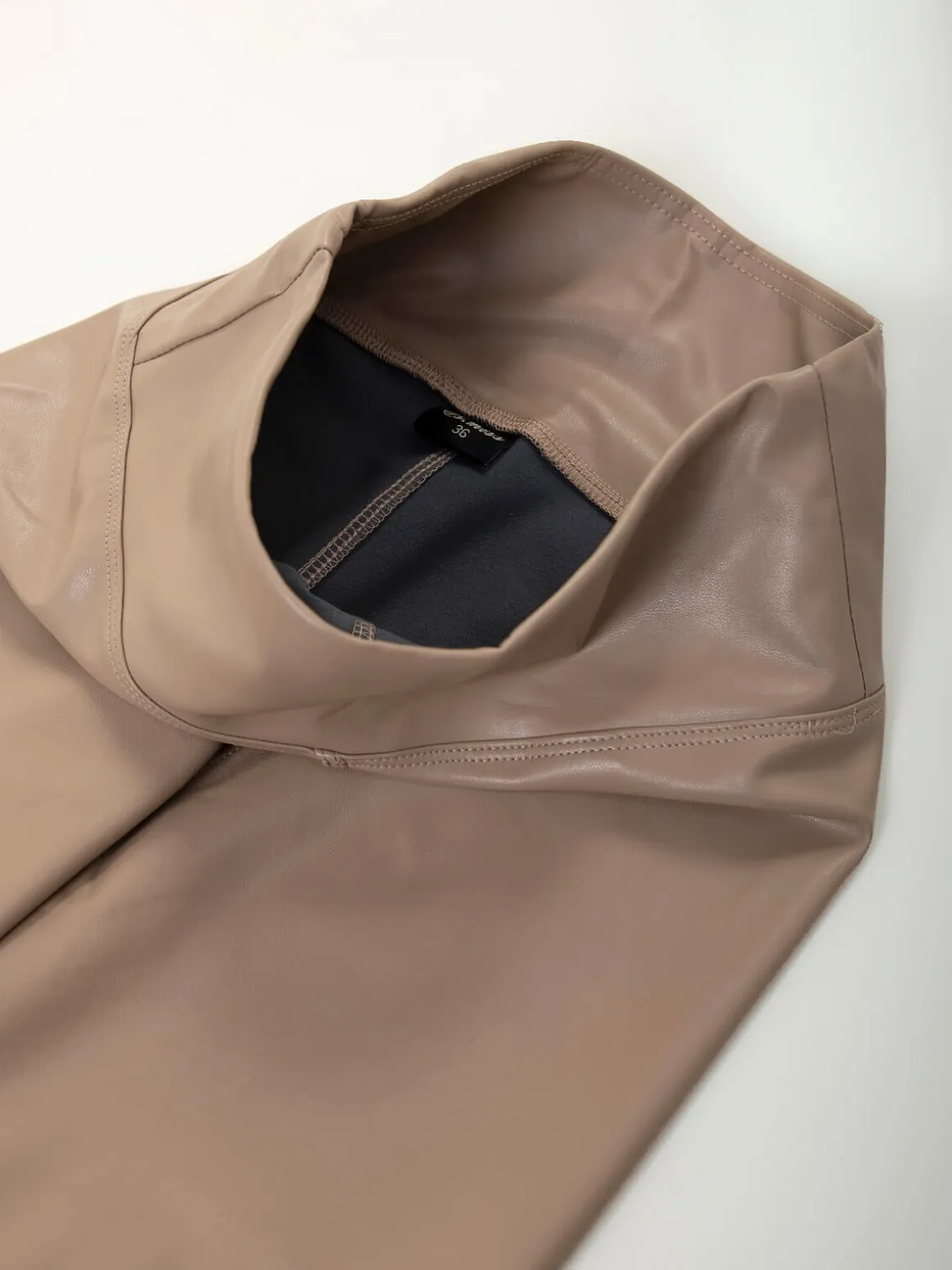 Leggings efeito pele cintura alta