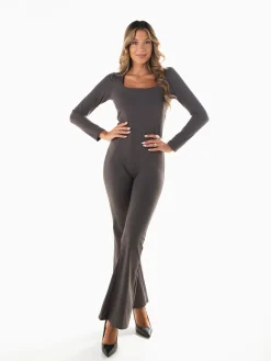 Macacão justo com decote quadrado