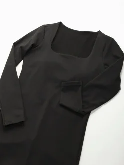 Macacão justo com decote quadrado